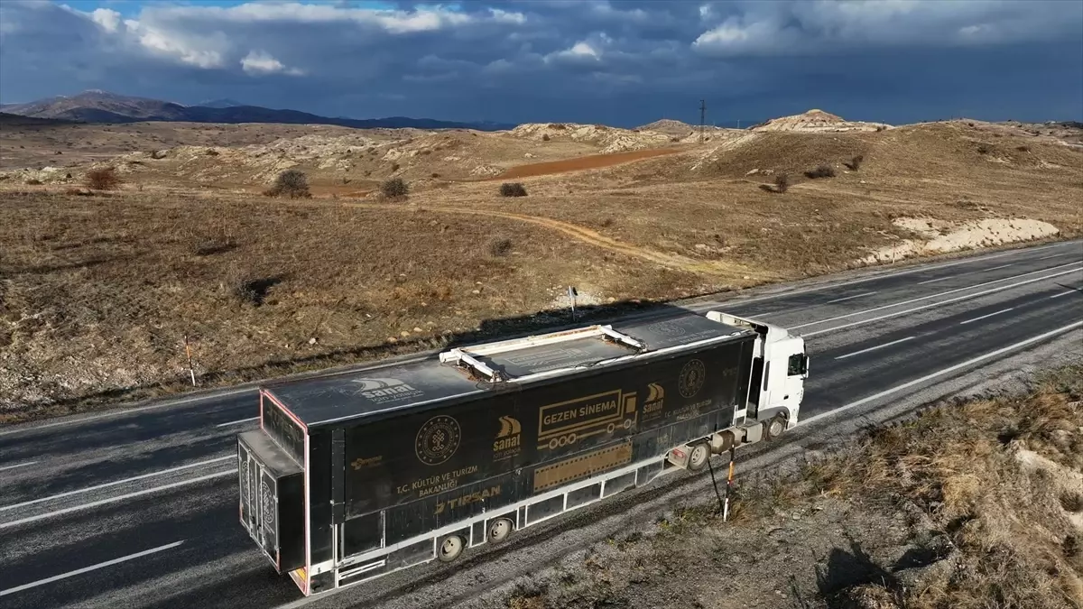 Gezen Sinema Tırı Sivas'ta Çocuklara Sinema Keyfi Sunuyor