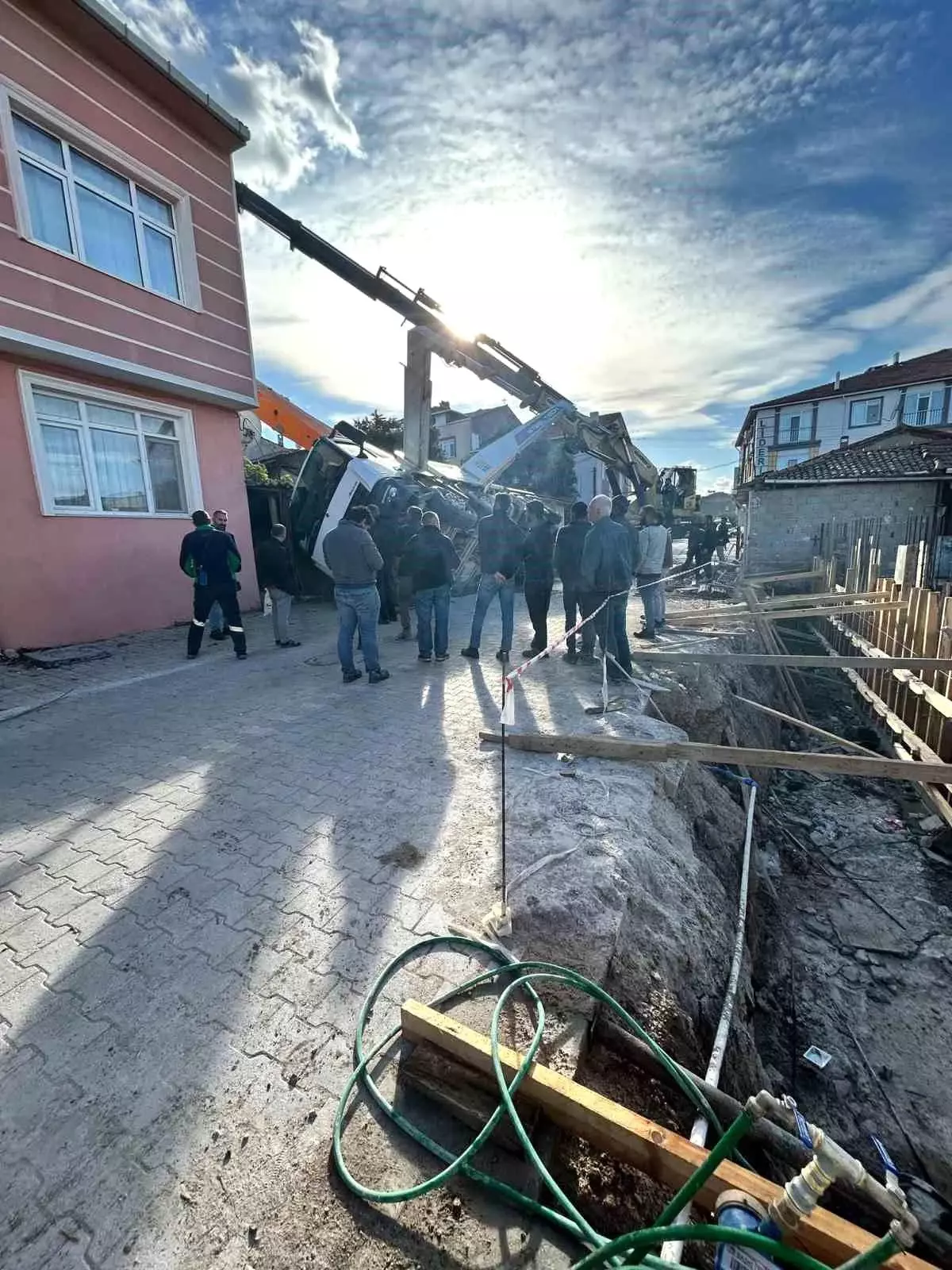 Beton Mikseri Gönen'de Yan Yattı, İhbar Üzerine Ekipler Sevk Edildi