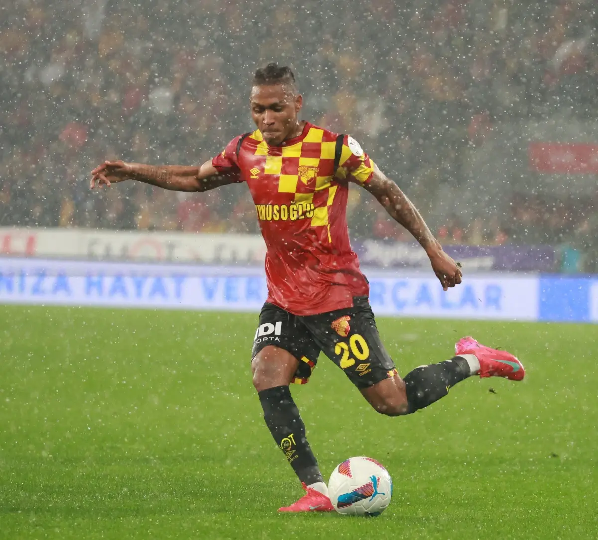 Göztepe'de Miroshi İlk 11'e Yükseldi