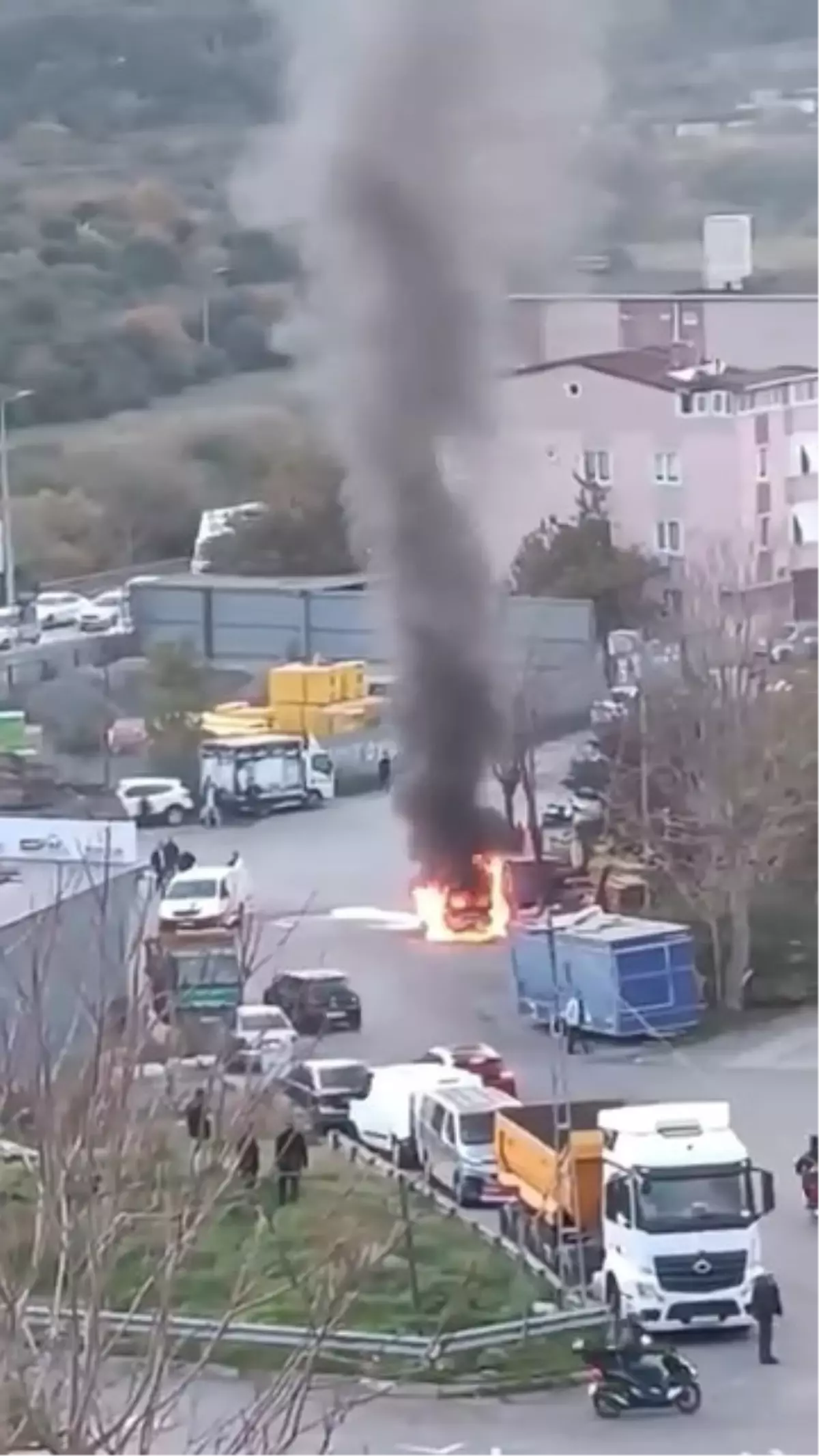 Ataşehir'de Park Halindeki Ticari Araçta Yangın Çıktı