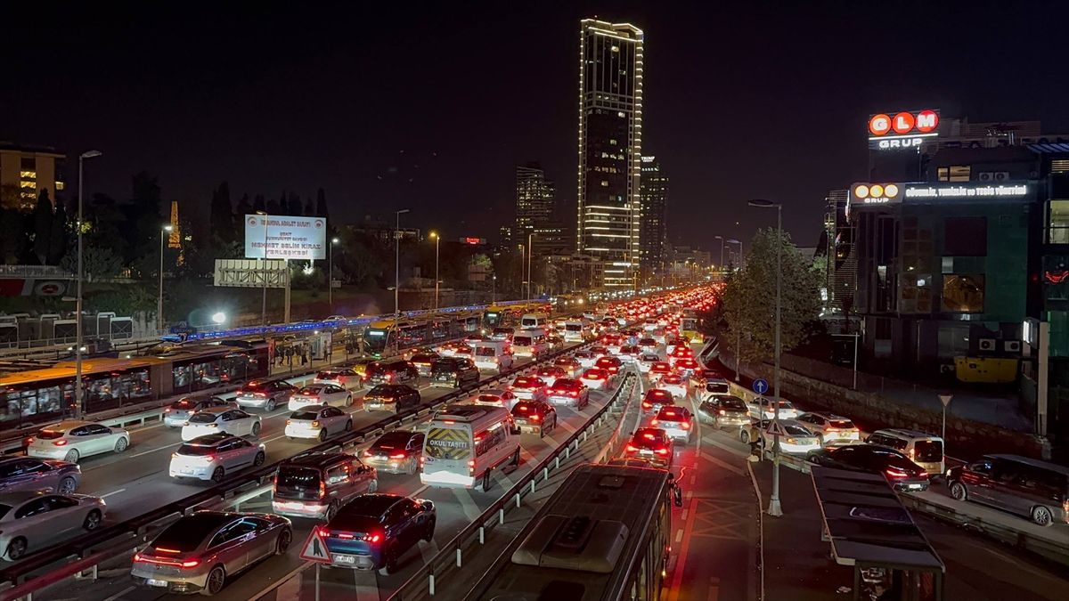İstanbul'da akşam saatlerinde trafik yoğunluğu yüzde 83'e ulaştı