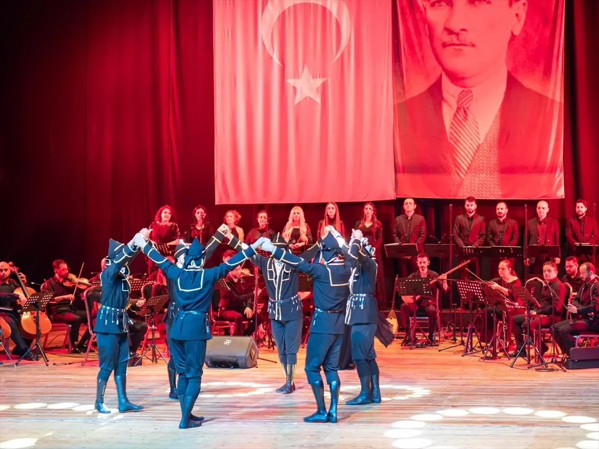 İzmir'de Türk Dünyası Dans ve Müzik Topluluğu'ndan Özel Konser