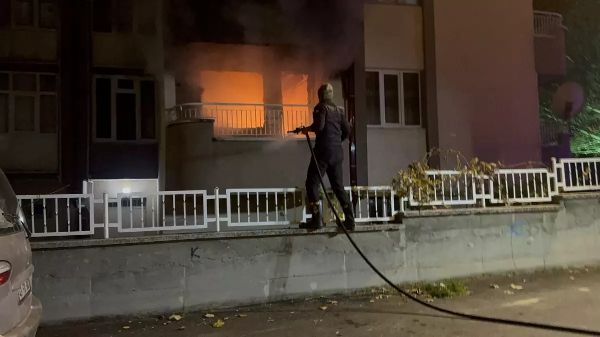 Kütahya&apos;da 8 katlı apartmanda yangın: 1 ölü, 2 yaralı