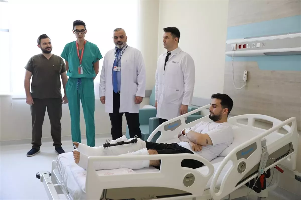 Kütahya'da 15 Saatlik Mikrocerrahi Operasyonla Bacak Kırığı Tedavi Edildi