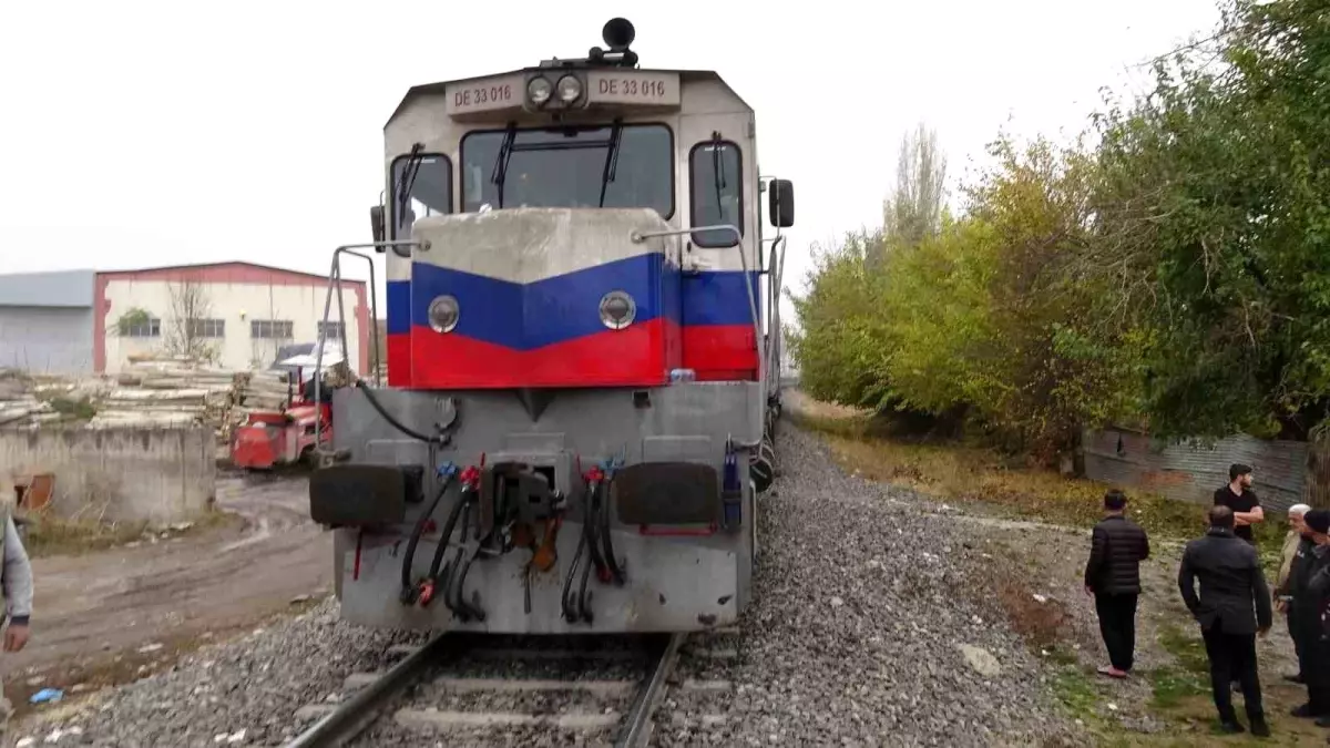 Malatya'da Raylara Düşen Kişi Yük Trenin Çarpması Sonucu Yaralandı