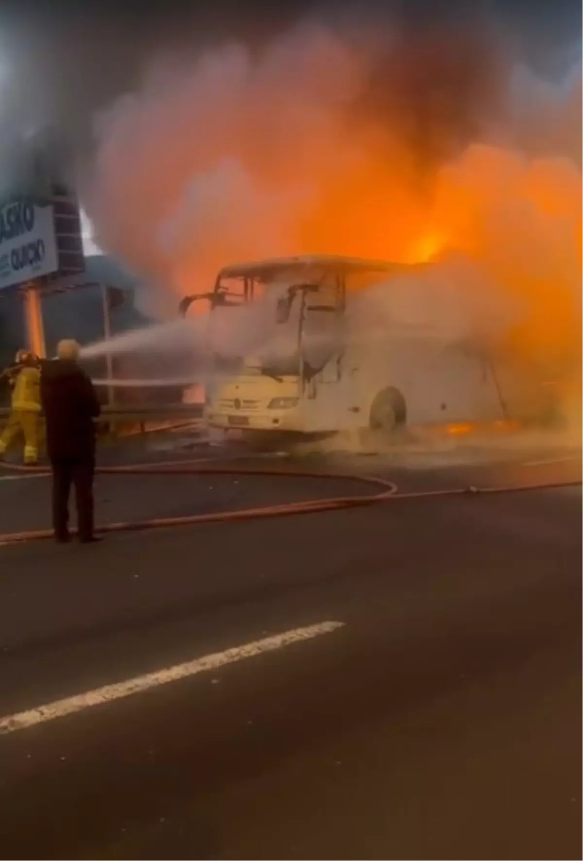 Çanakkale'den İstanbul'a Giden Otobüs Yandı
