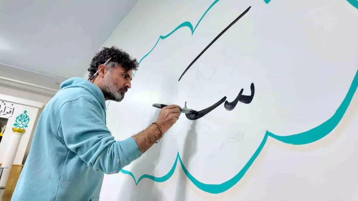 Iraklı Hattat, Van'daki Hıfzı Efendi Camii'ni Hat Sanatıyla Süsledi