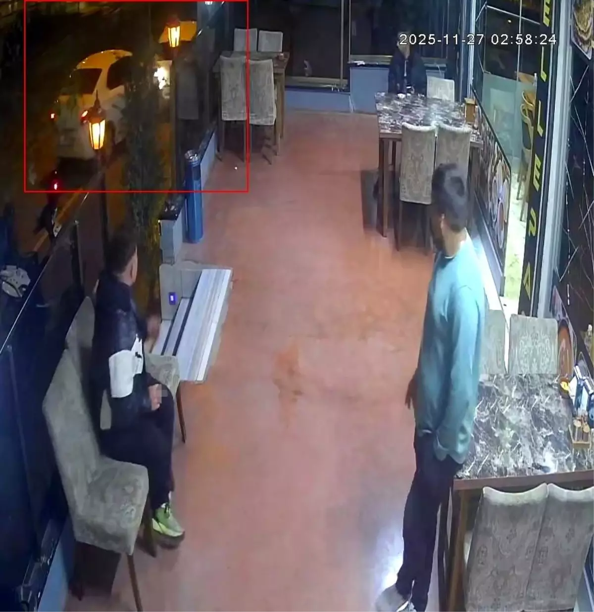 İstanbul'da Seyir Halindeki Araç Park Halindeki Araca Çarptı, Sürücü Kaçtı