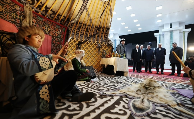 Putin attempted to play the komuz in Kyrgyzstan