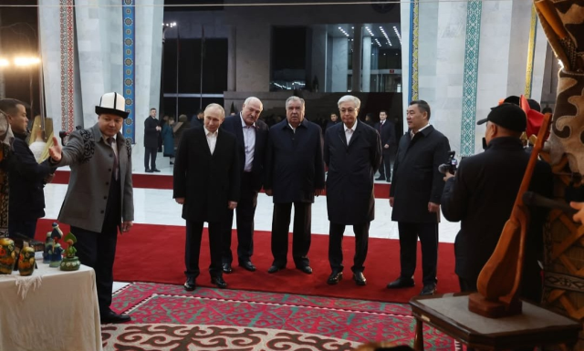 Putin attempted to play the komuz in Kyrgyzstan