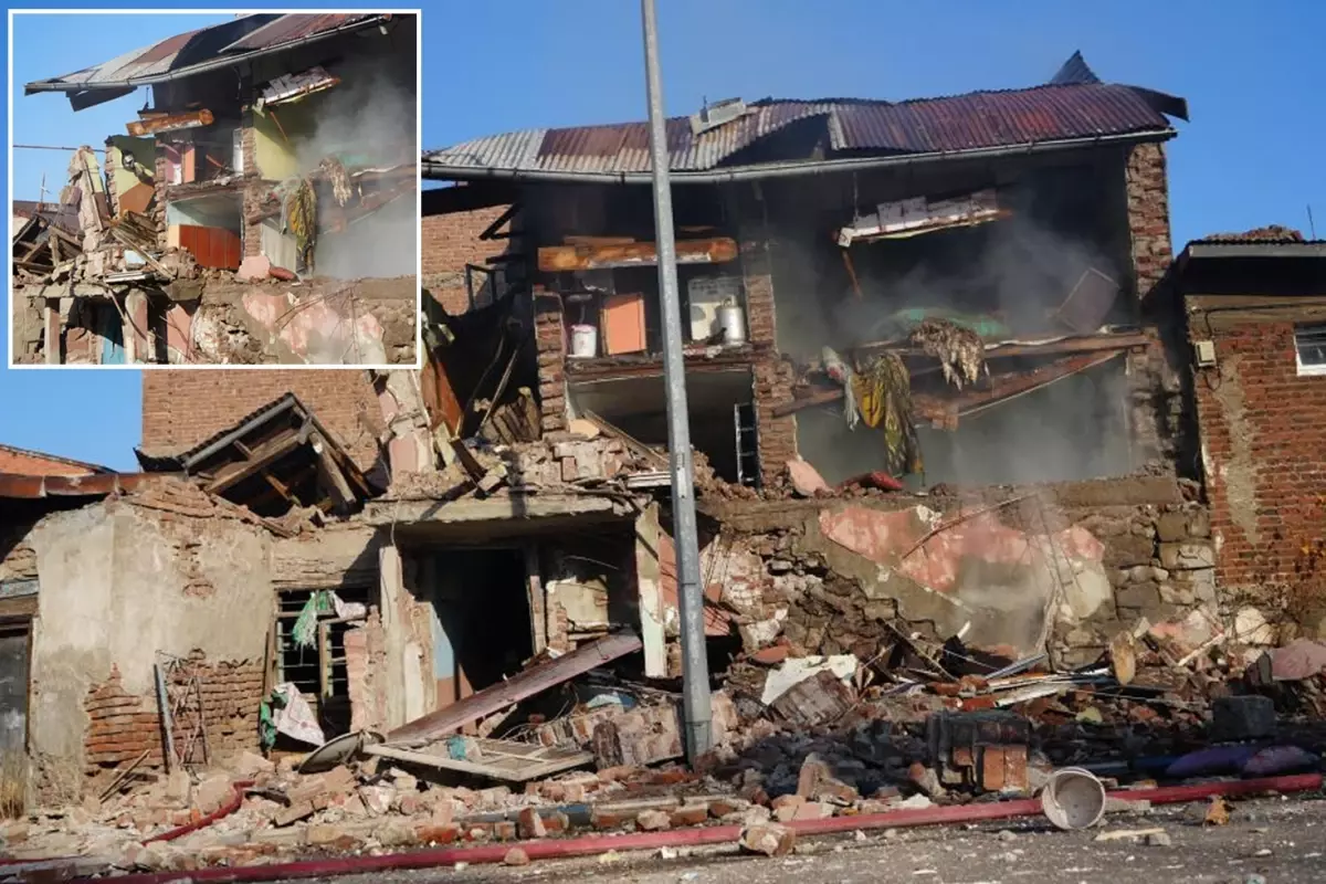 Şehir diken üstünde! Doğal gaz patlaması sonucu 2 ev çöktü