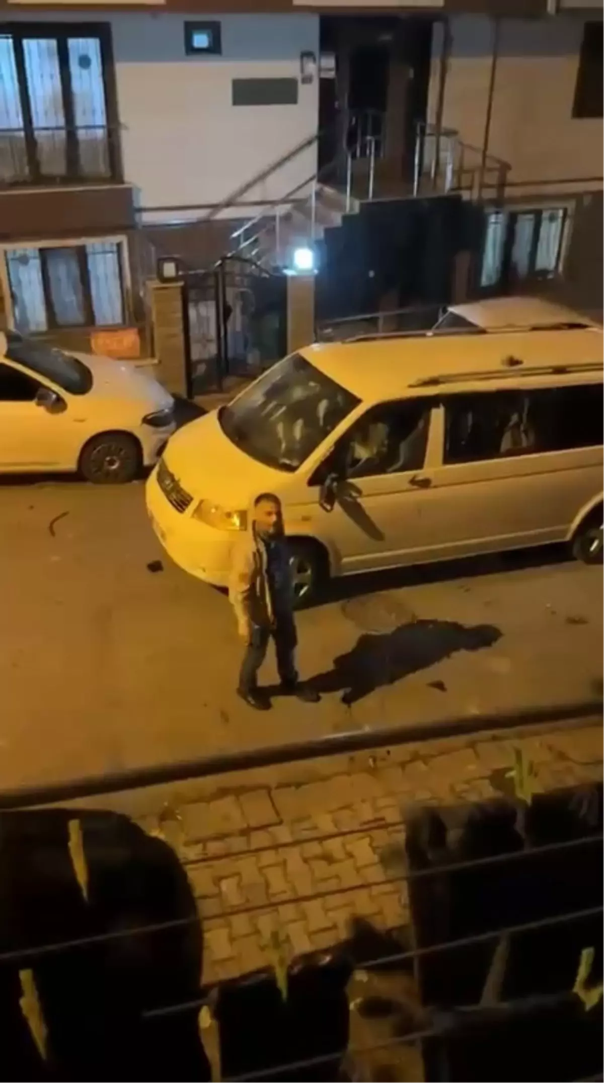 Ümraniye'de Eşinin Araçlarına Saldırı: Komşusu Müdahale Edince Olay Büyüdü
