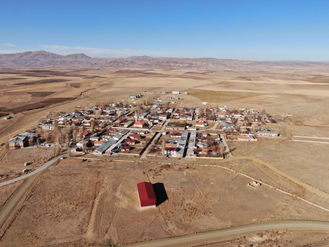 Symmetrical structures in Özalp district of Van are enchanting with the beauty of autumn