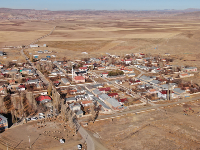 Symmetrical structures in Özalp district of Van are enchanting with the beauty of autumn