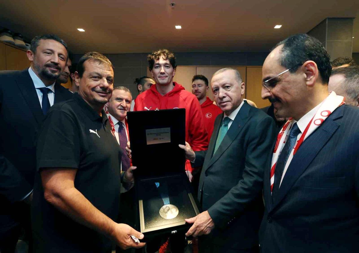 A Milli Erkek Basketbol Takımı, ikincilik madalyasını Cumhurbaşkanı Erdoğan'a takdim etti