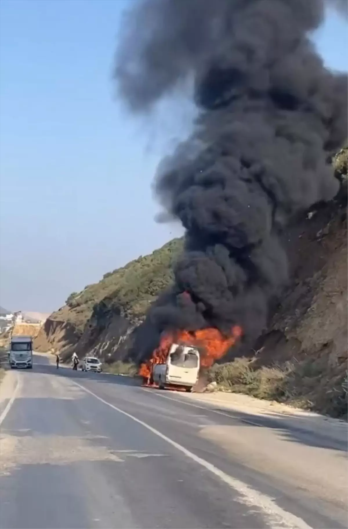 Hatay'da Seyir Halindeki Servis Minibüsünde Yangın