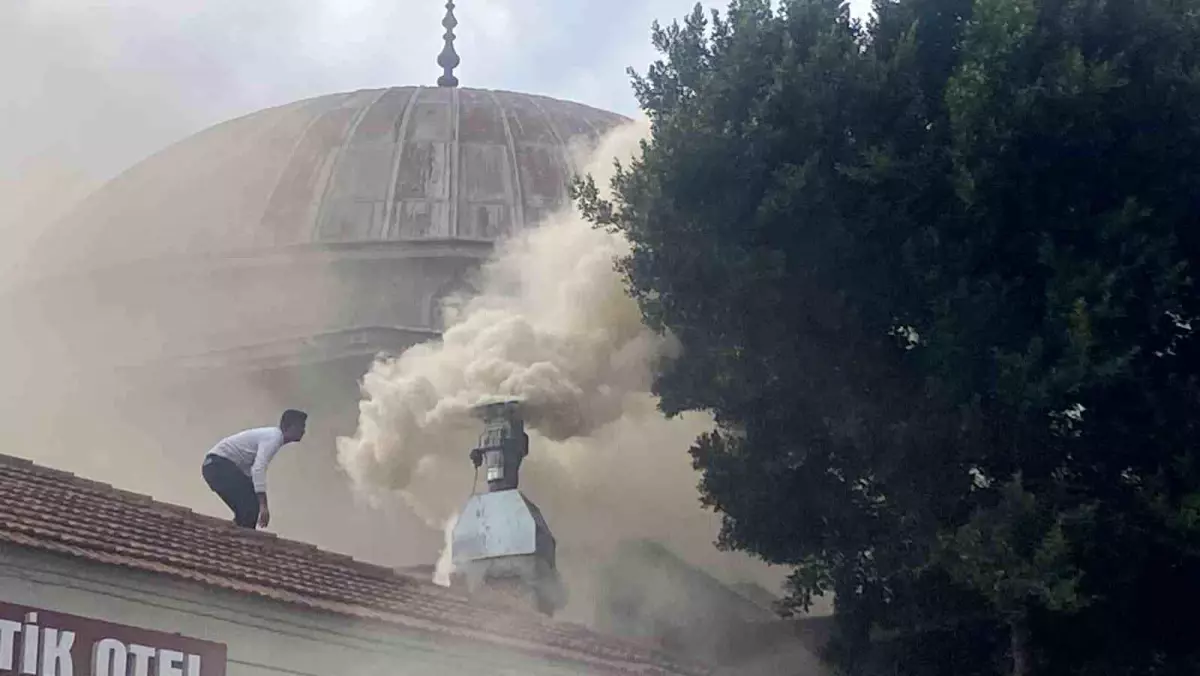 Antalya'da Restoran Bacasında Yangın Çıktı