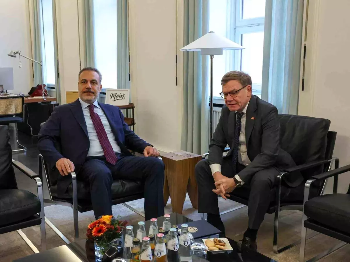 Dışişleri Bakanı Hakan Fidan Almanya'da Resmi Temaslarda Bulundu