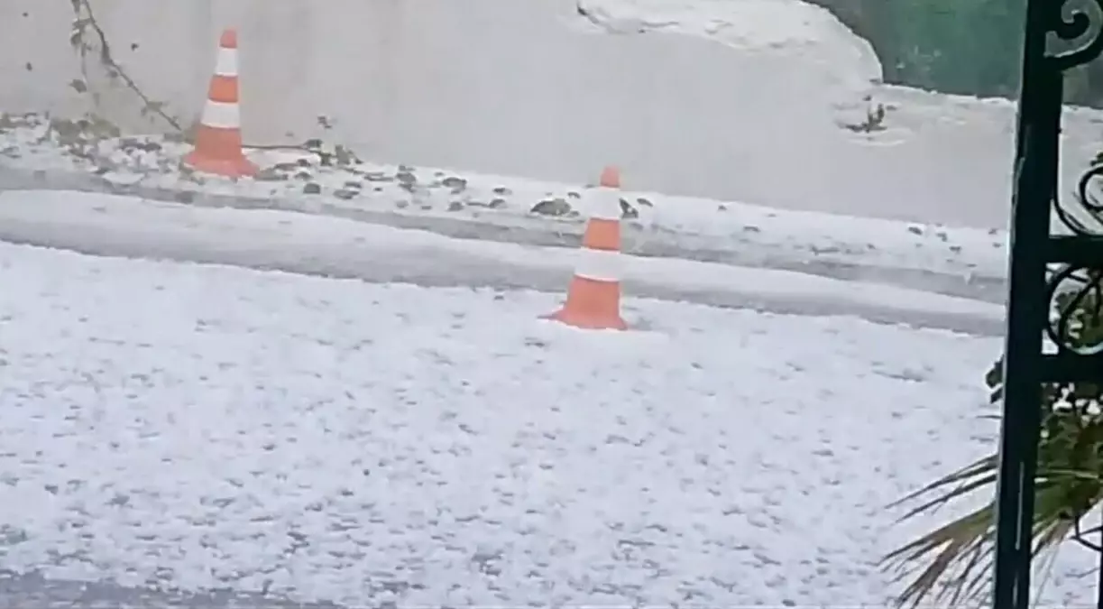 Ayvalık'ta Dolu Yağışı Hayatı Olumsuz Etkiledi