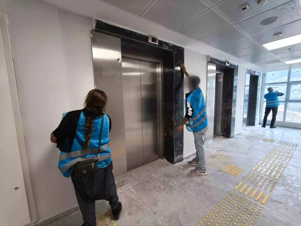 Bursa'da Denetimli Serbestlik Yükümlüleri Kamu Kurumlarında Temizlik Çalışmaları Yapıyor