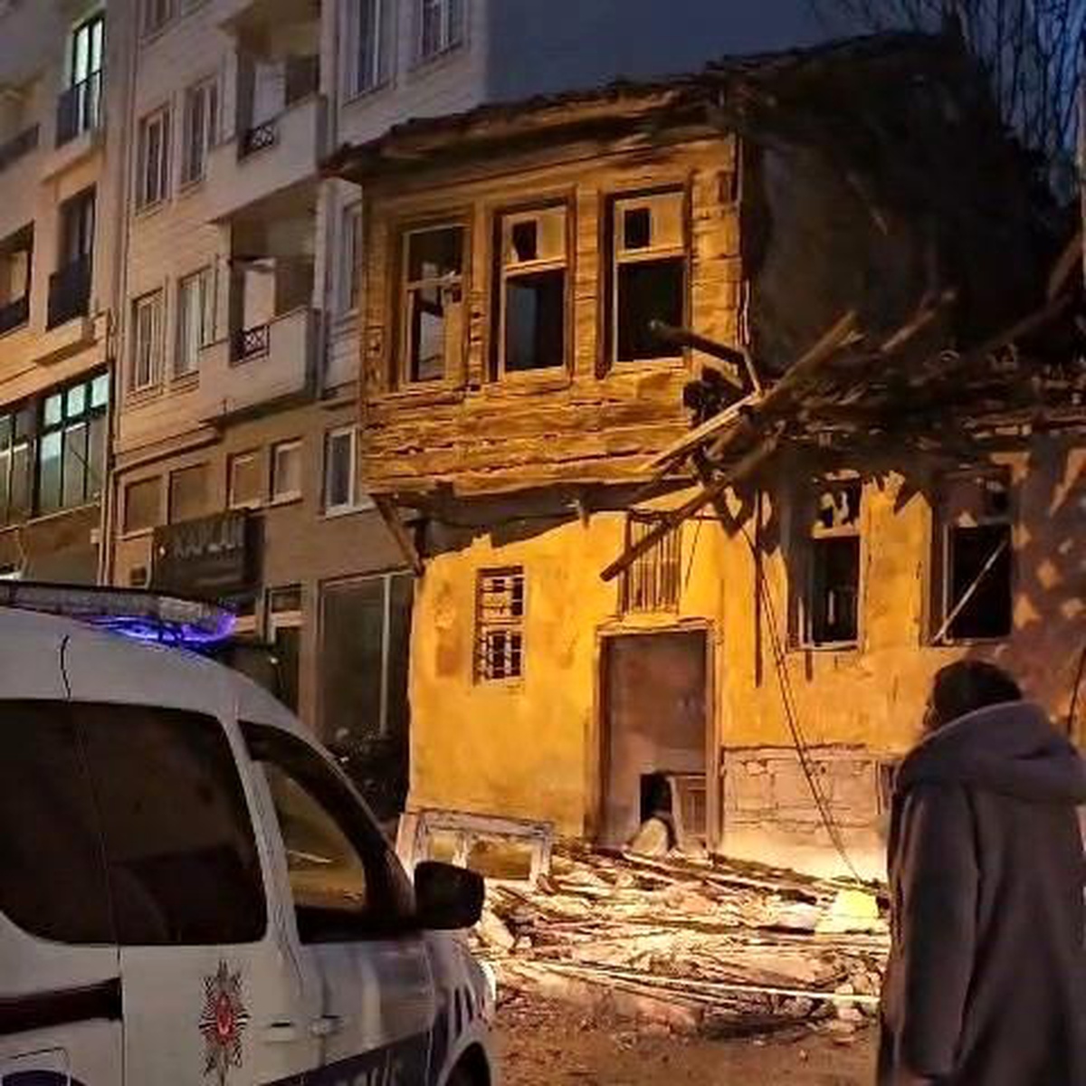 Çanakkale'de Sağanak Yağış Nedeniyle Boş Bina Çöktü