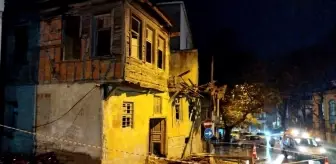 Çanakkale'de Metruk Bina Şiddetli Yağışla Yıkıldı