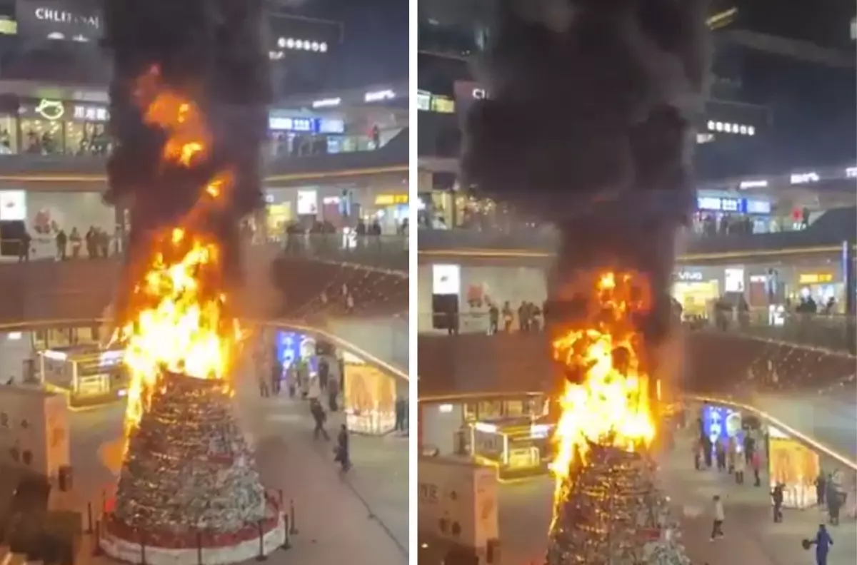 Çin'deki AVM'de noel ağacı alev aldı