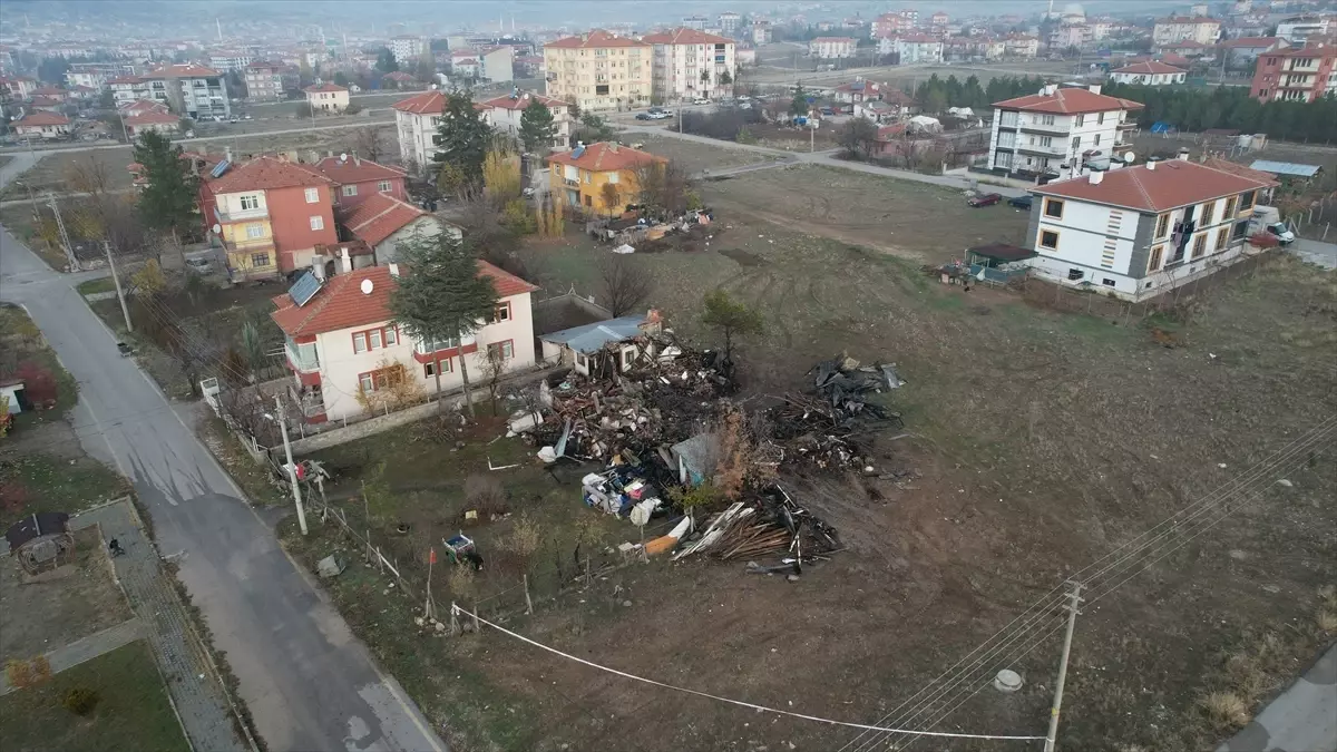 Çubuk'taki Yangın Sonrası Aile Otele Yerleştirildi