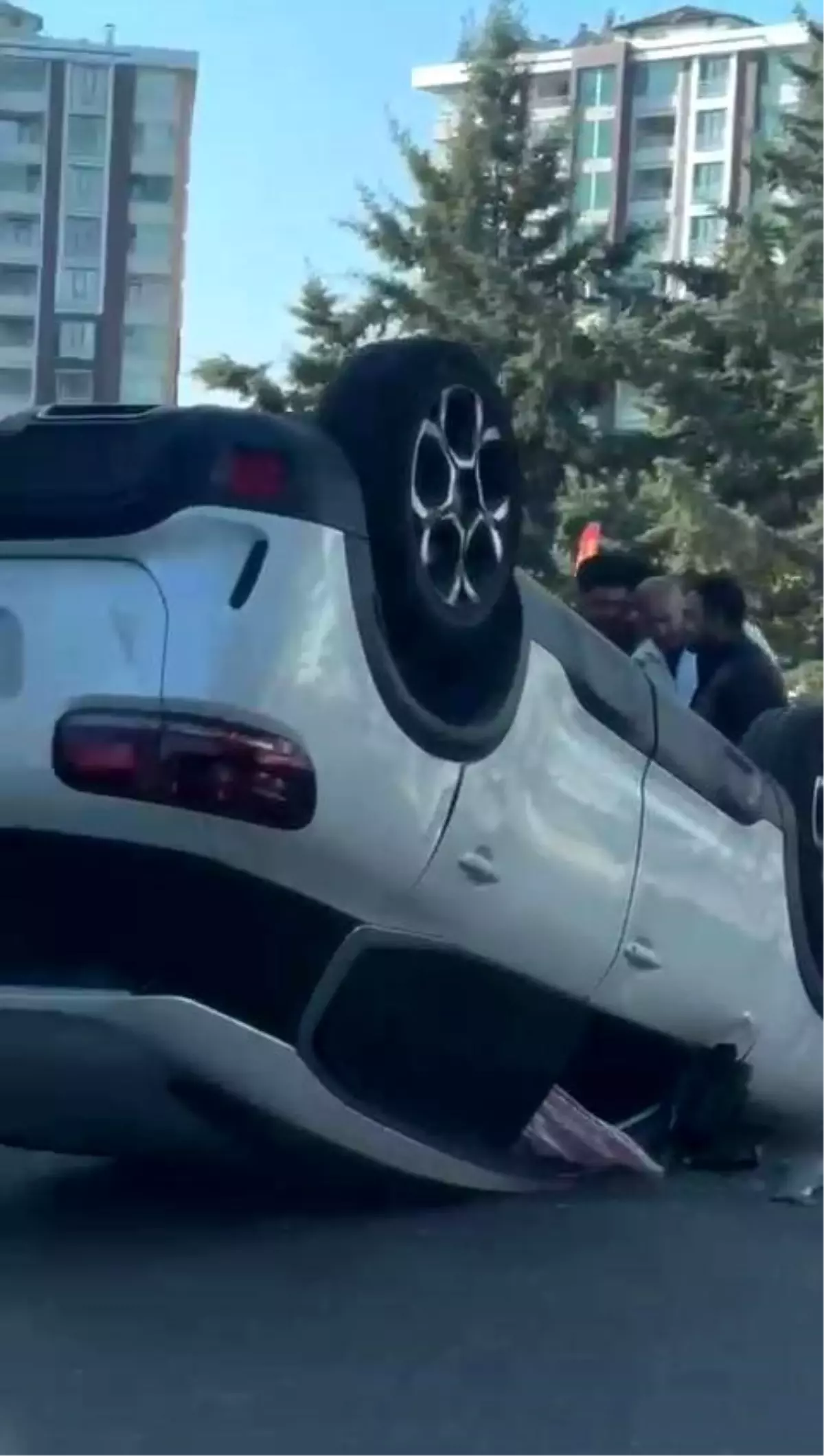 Diyarbakır'da Takla Atan Otomobilde 1 Yaralı