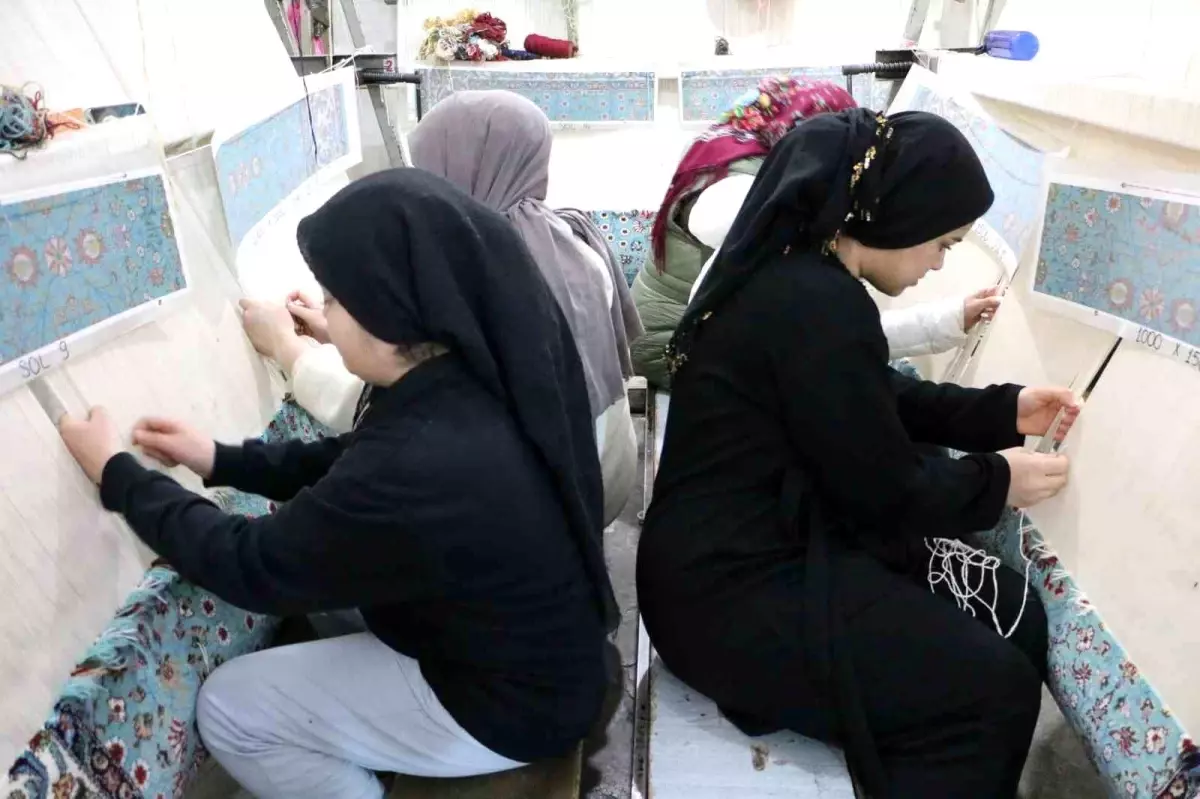Diyarbakır'da Kadınlar El Emeğiyle Halı Dokuyarak Ekonomik Gelir Elde Ediyor