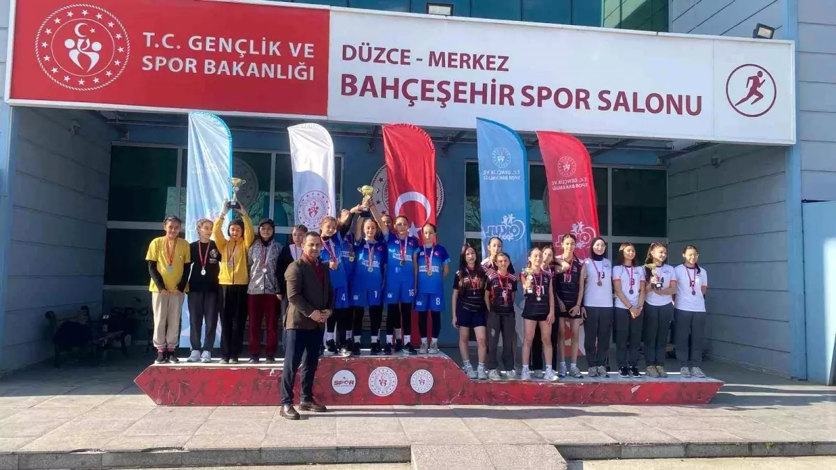 Düzce'de Gençler ve Yıldızlar Kros Yarışması Heyecanı