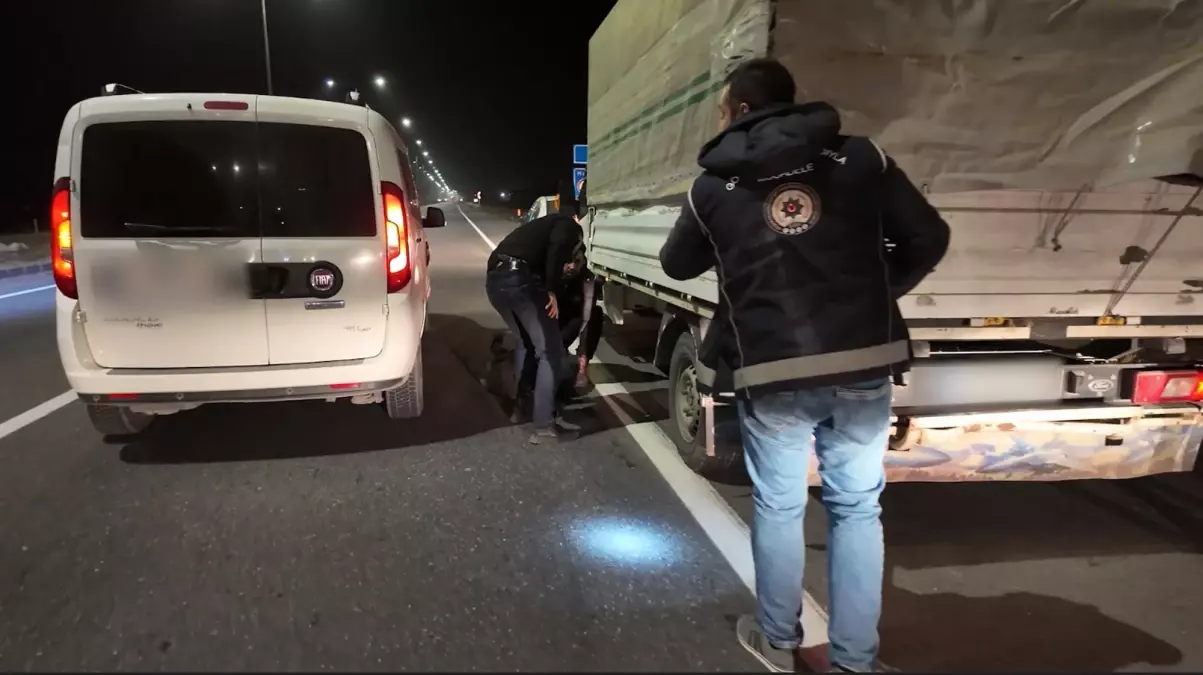 Düzensiz Göçmenlere Sahte Pasaport Temin Eden Şüpheli Yakalandı