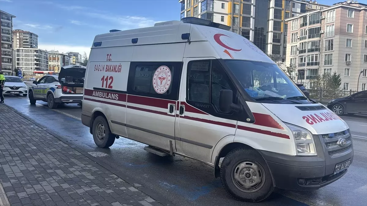 Edirne'de Motosiklet ve Otomobil Çarpıştı: 1 Yaralı
