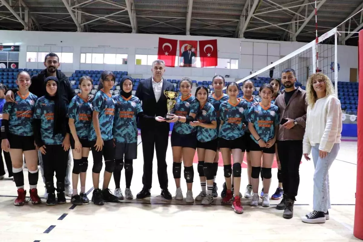 Hakkari'de Yıldız Kızlar Voleybol İl Birinciliği Coşkuyla Tamamlandı