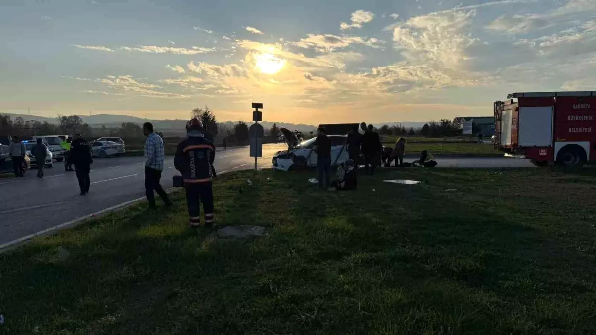 Kaynarca'da İki Otomobil Çarpıştı: 6 Yaralı