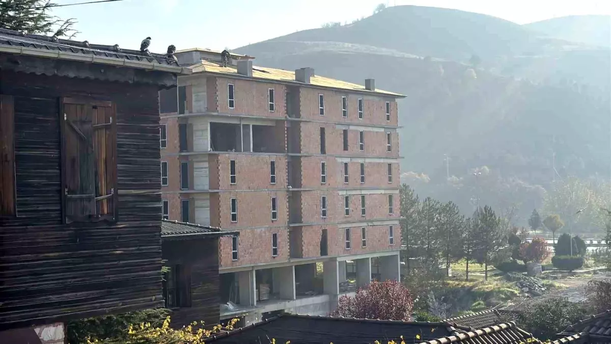 İnşaat çatısında tehlikeli çalışma kameraya yansıdı