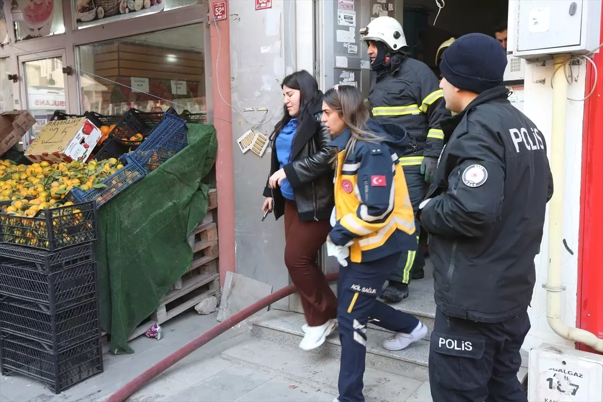 Kars'ta binada çıkan yangında 1'i çocuk 3 kişi dumandan etkilendi