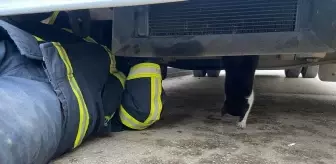 Minibüs Motorunda Sıkışan Kedi Yavrusunu İtfaiye Kurtardı
