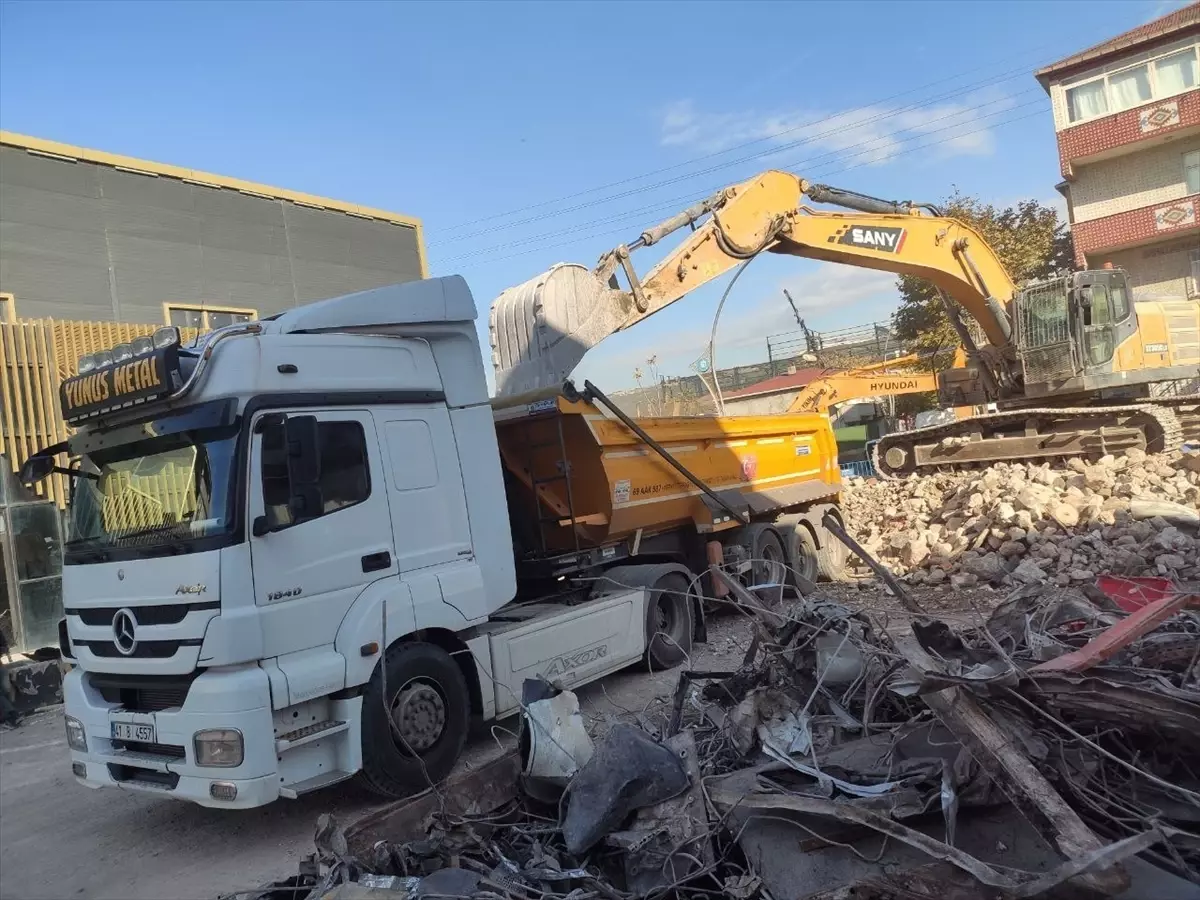 Dilovası'ndaki Yangında Hayatını Kaybedenlerin Fabrikası Yıkıldı
