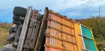 Çanakkale'de Tır Devrildi: Sürücü Yaralandı