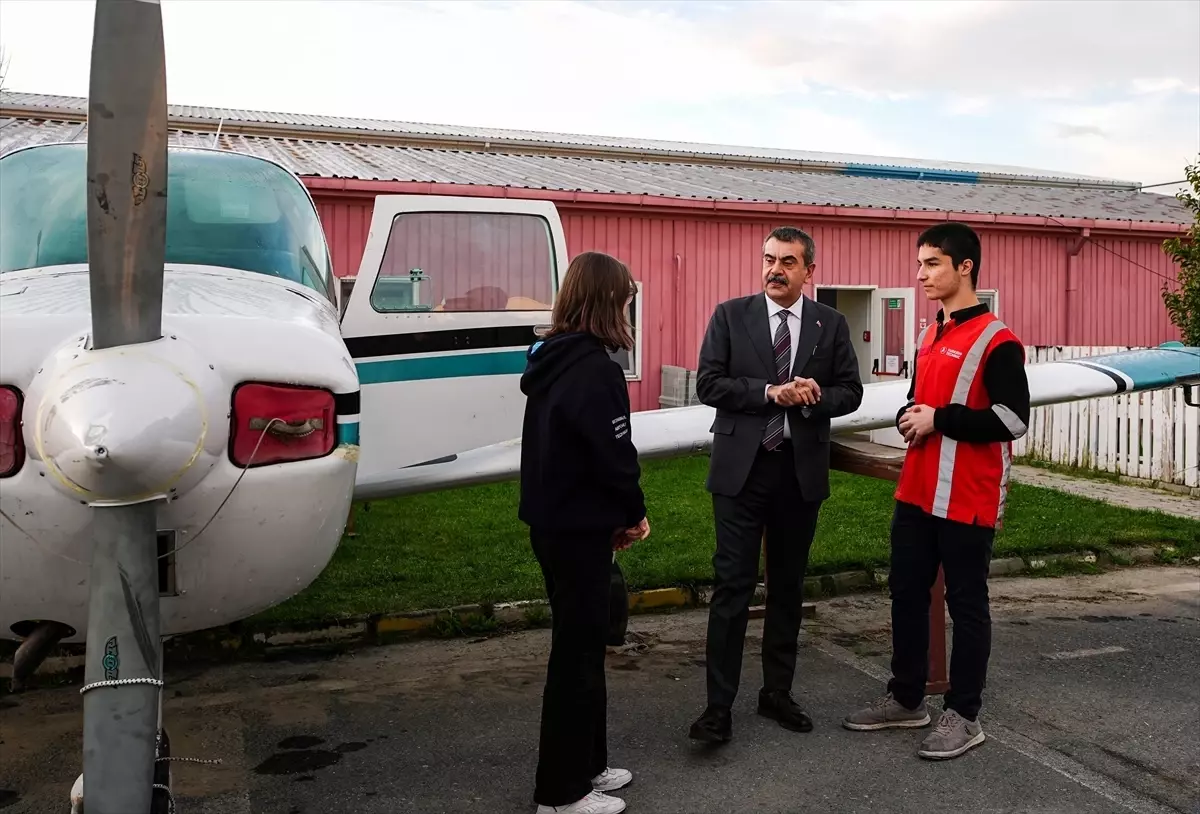 Milli Eğitim Bakanı Tekin, İstanbul Havalimanı Mesleki ve Teknik Anadolu Lisesi'ni Ziyaret Etti