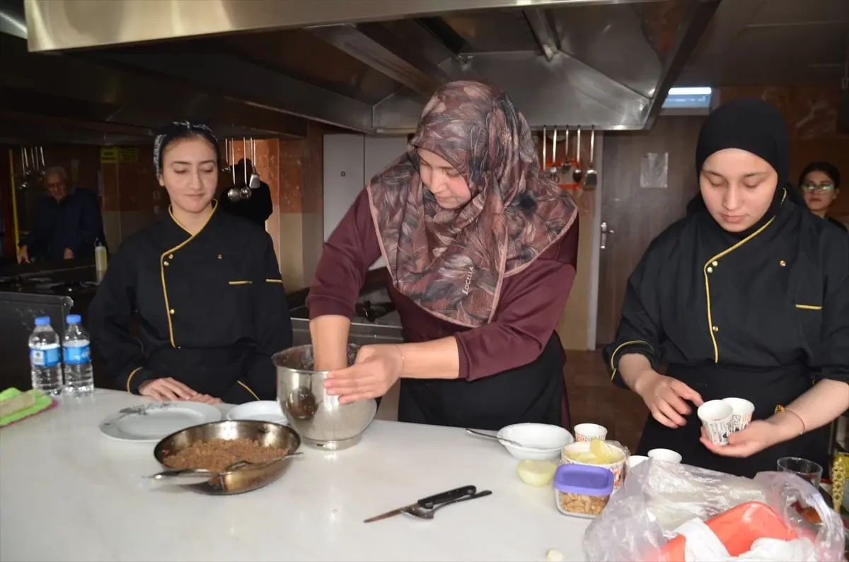 Muş'ta 'Eğitimde Ailenin Gücü Projesi' Kapsamında Yemek Yarışması Düzenlendi