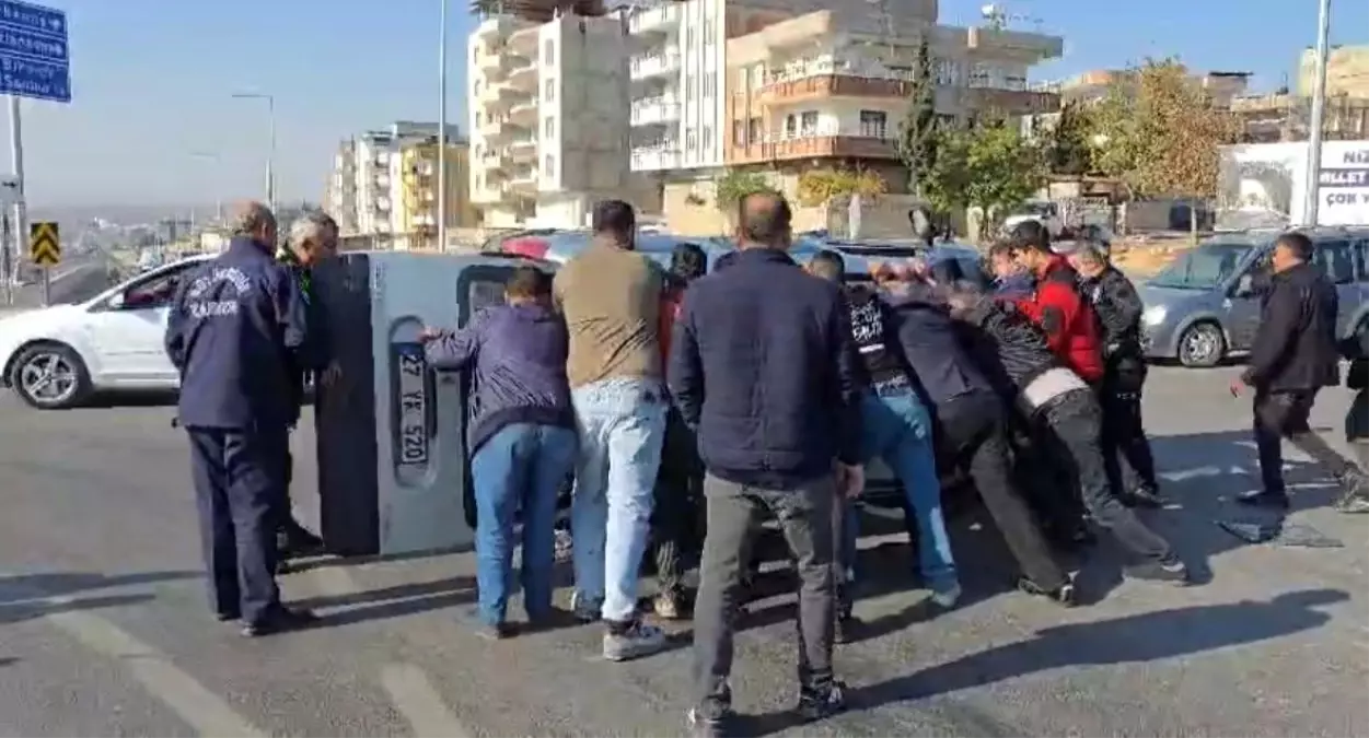 Nizip'te Otogar Kavşağı'nda Araçlar Çarpıştı