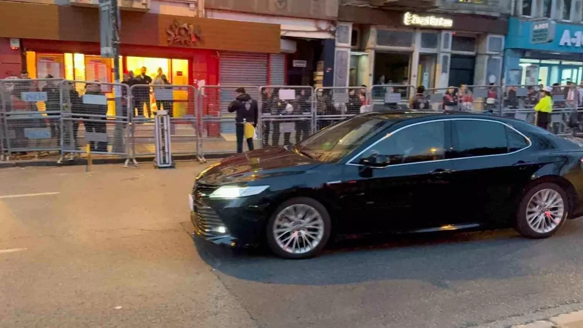 Papa 14. Leo, Bursa'nın İznik ilçesinden İstanbul'a geldi