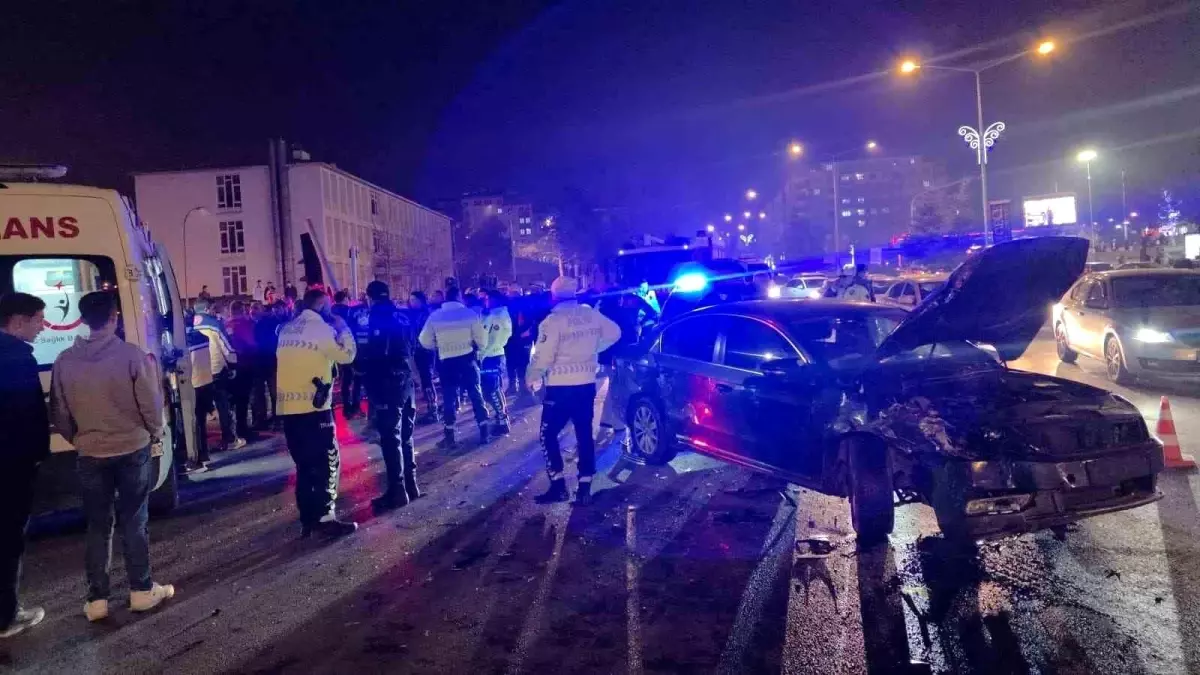 Erzurum'da Polis Kontrol Noktasından Kaçan Sürücü Kaza Yaptı: 3 Yaralı