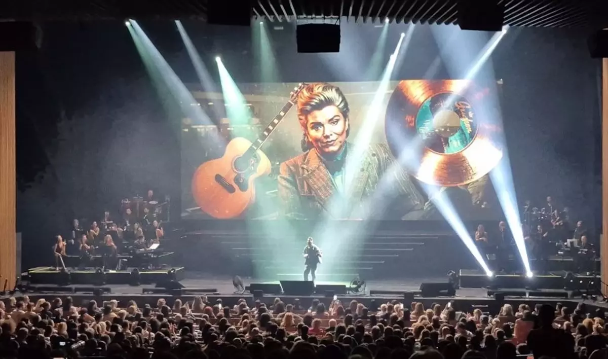 Emre Altuğ, 'Bir Pop Masalı' Projesiyle İstanbul'da Müzikseverlerle Buluştu