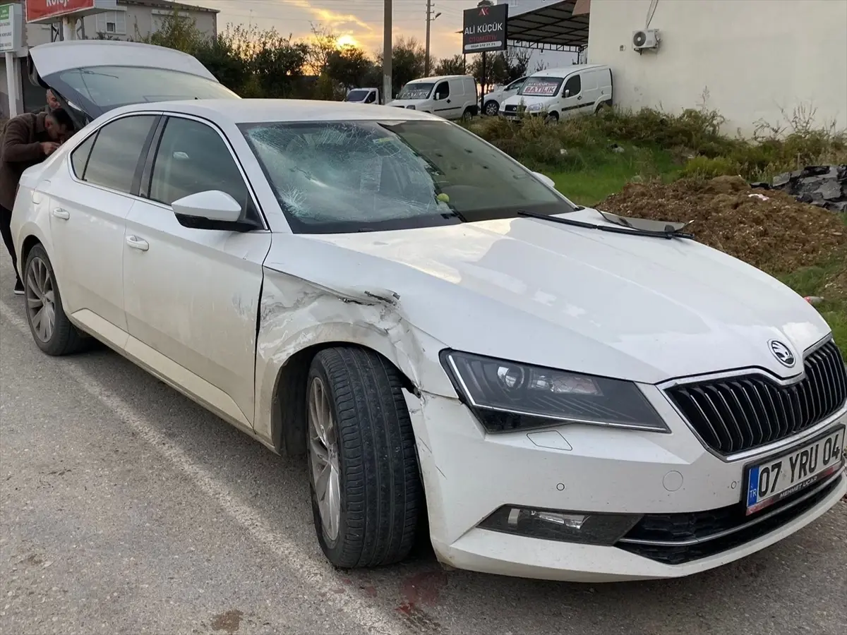 Antalya'da Otomobil ve Motosiklet Çarpıştı: 2 Yaralı