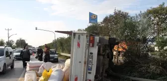 Antalya'da Saman Yüklü Kamyonet Devrildi: Sürücüye Ceza Kesildi