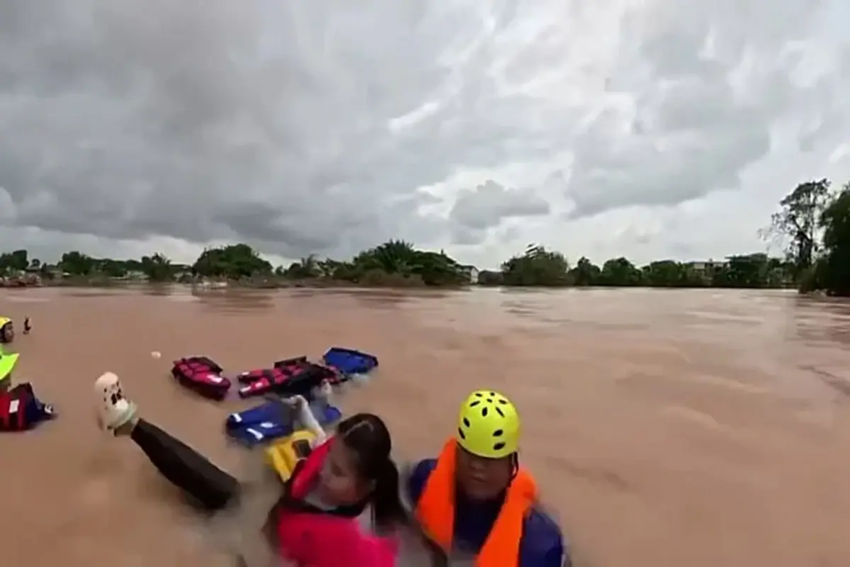 Tayland'da kurtarma botu alabora oldu: Mürettebat tesadüfen kurtuldu