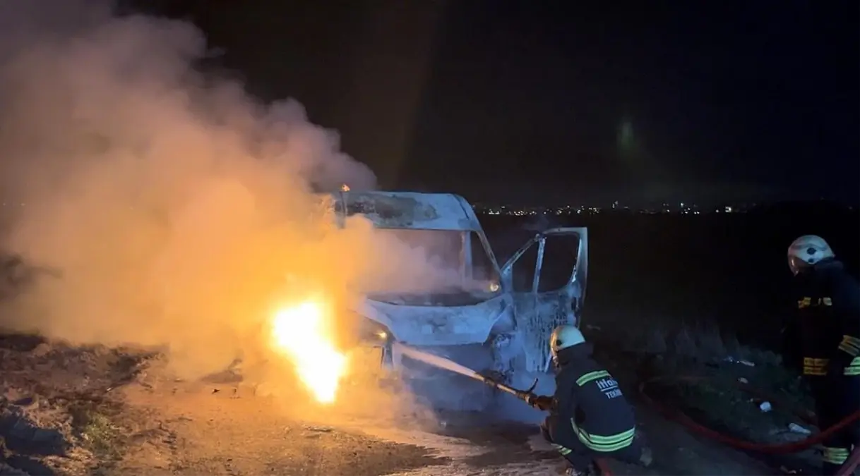 Tekirdağ'da Park Halindeki Minibüs Yandı, Sürücü Yaralandı